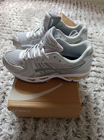 ASICS Gel-Kayano 14 – blanche – Taille 40 – Neuves avec boîte
