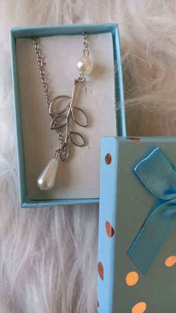 Collier argenter avec feuilles et goutte blanche