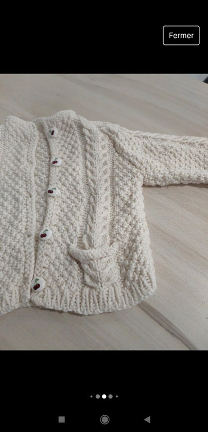 Superbe Gilet écru en laine boutons cerises fait main 3/6 mois - photo numéro 4