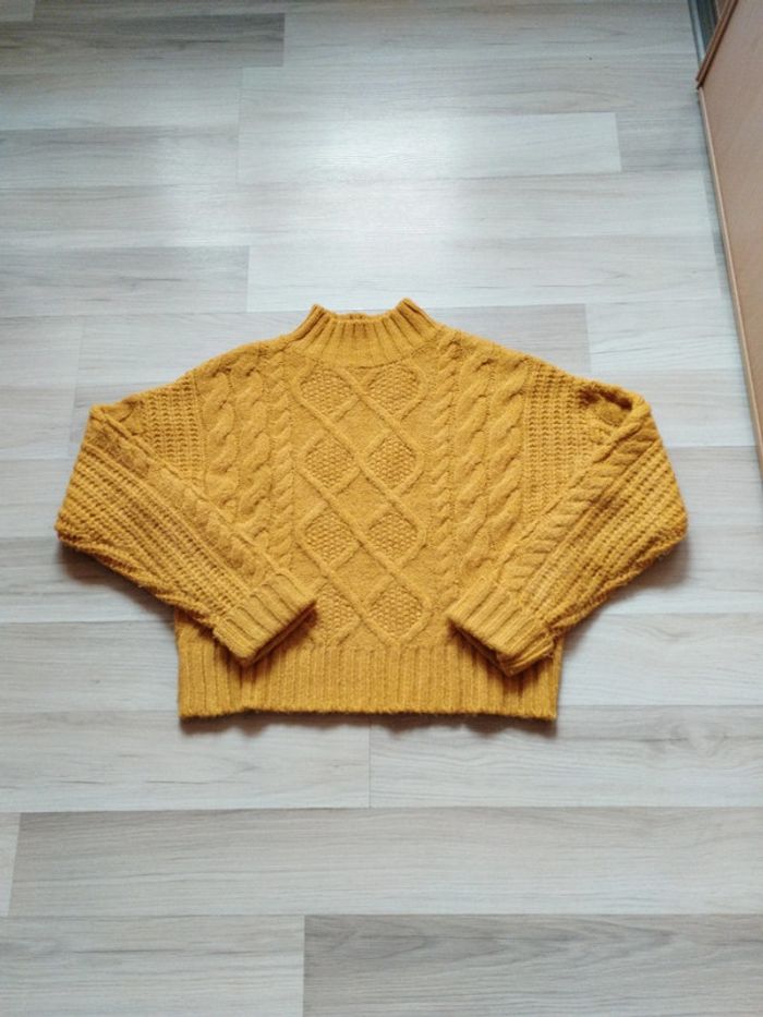 Pull court col montant