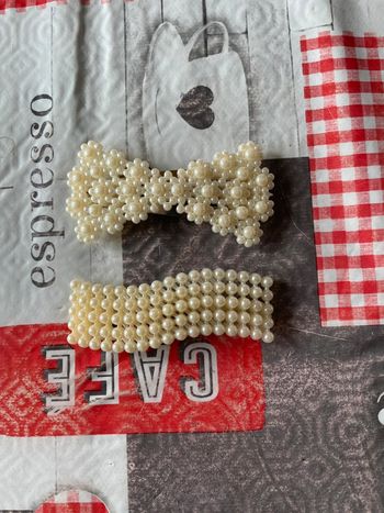 Lot de deux barrettes perles rondes et perles fleurs