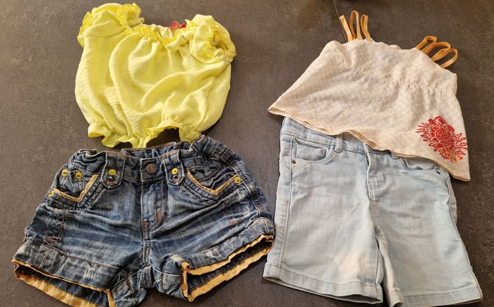 2 shorts jeans 2 hauts  4 ans tbe