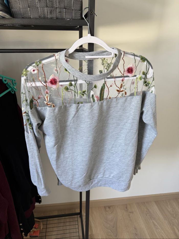 Pull avec fleur