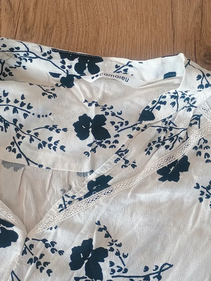 Blouse blanche à fleurs bleu marine Camaïeu – T42 - photo numéro 5