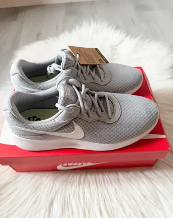 Nike Tanjun – Taille 44,5 – gris/blanc – Neuf avec étiquette