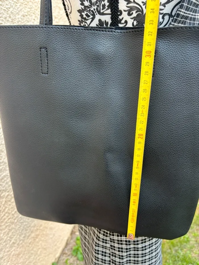 Très joli sac à main noir type cabas - photo numéro 4