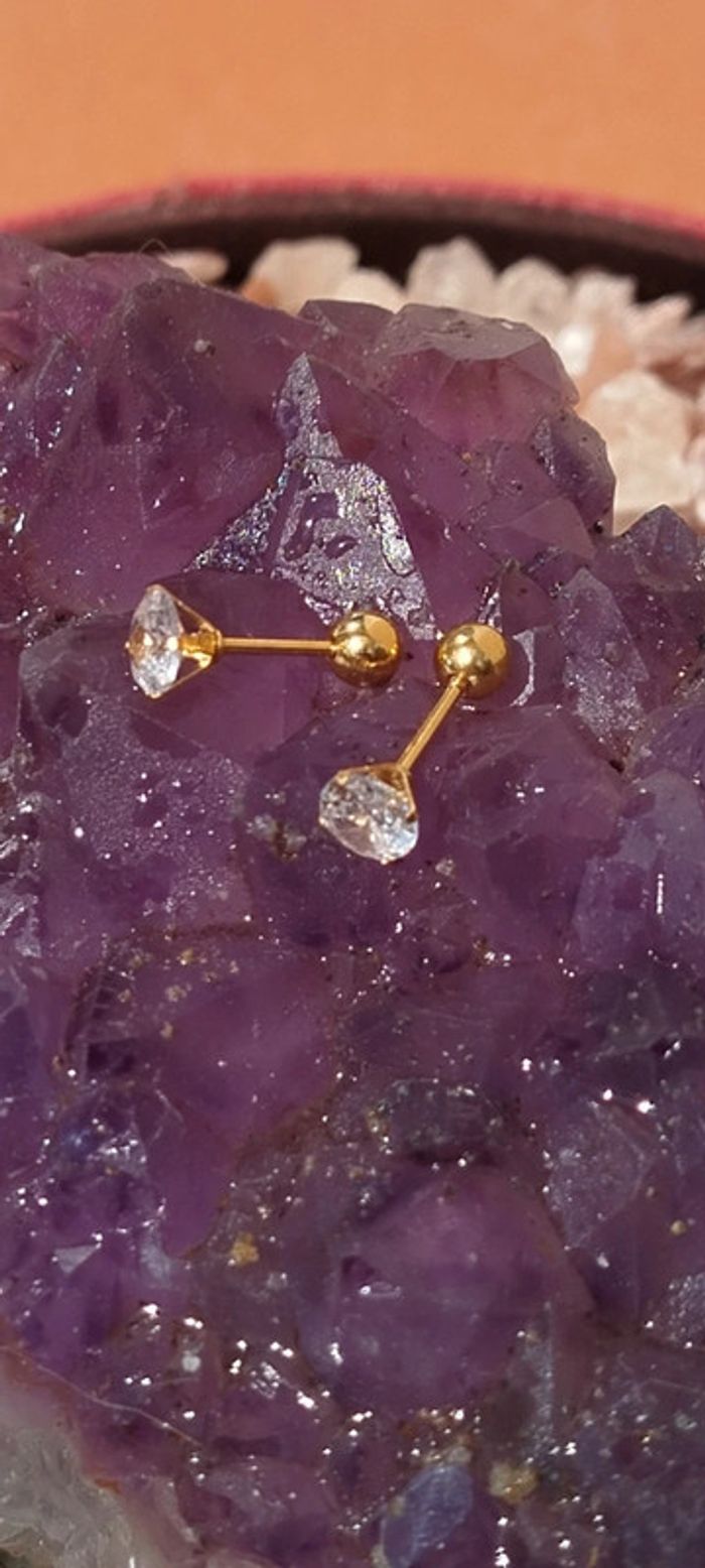 Éclatants Clous plaqué Or 24 carats et son Zircon authentique.