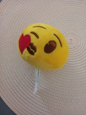 Peluche emoji amoureux