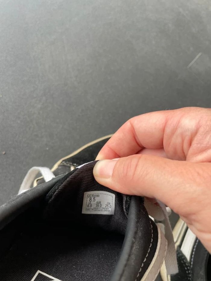 Vans noires et blanches - photo numéro 4