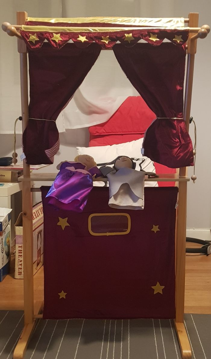 Beau théâtre de marionettes + 2 marionettes