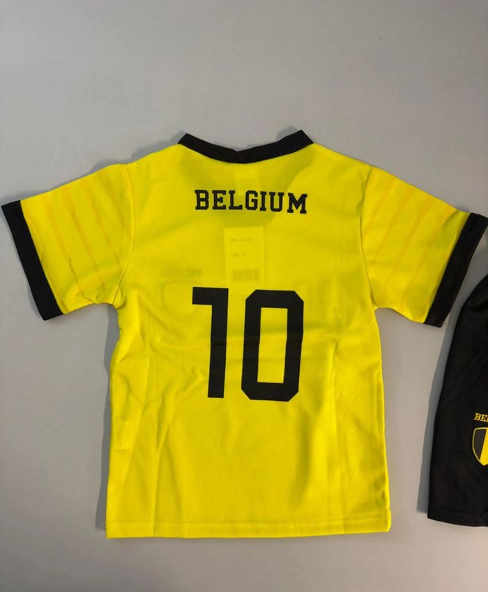 Ensemble sport de football pour enfants. 8 ans - photo numéro 2