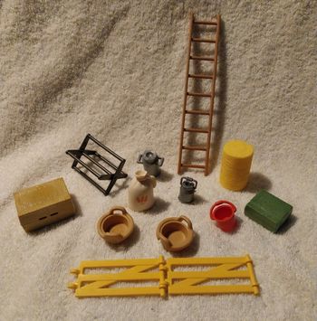 lot Playmobil objets de la ferme sac de blé échelle paille pot à lait seau barrière