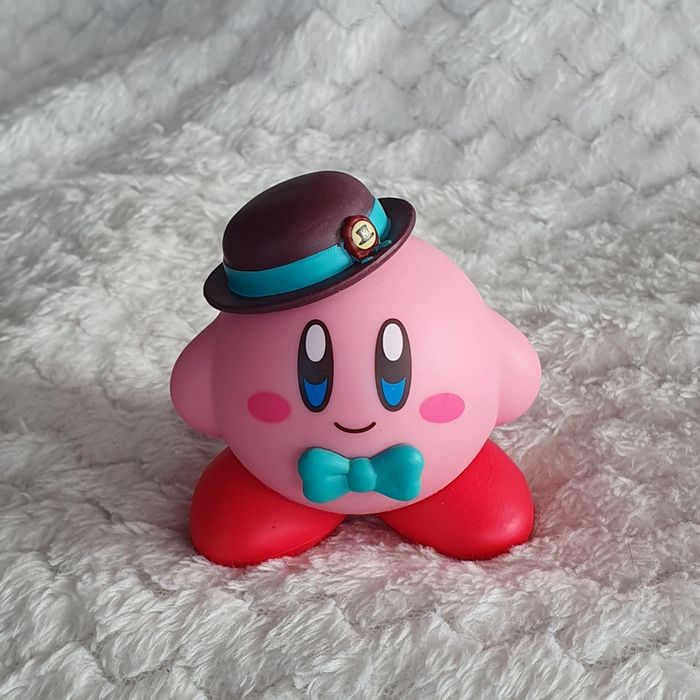 Figurine pleine Kirby chapeau et nœud papillon