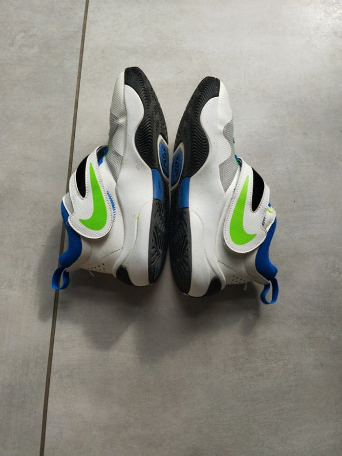 Baskets Nike team Hustler D11 taille 36.5 - photo numéro 3
