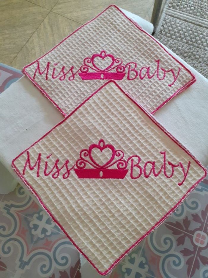 Lot 2 grande lingettes en tissu éponge Miss Baby brodé