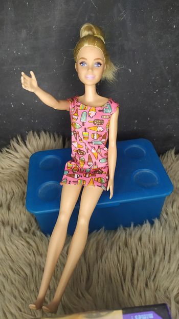 poupée barbie habillé d'une robe glaces '' mattel