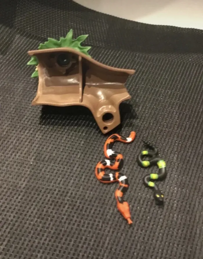 Playmobil lot figurines serpents 1 orange + 1 noir + tronc d’arbre Wiltopia très bon état comme neuf - photo numéro 4