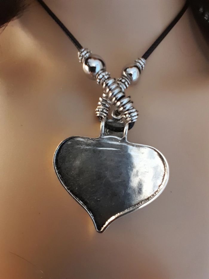 Collier Bohème, coeur et perles argentées avec cordon noir - photo numéro 4