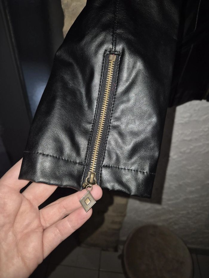 Très jolie veste cintrée noire en simili cuir Straboski taille 40 - photo numéro 2