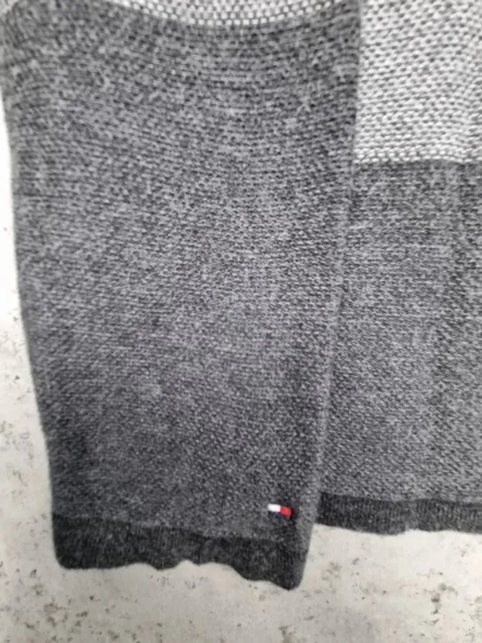 Pull col V Tommy Hilfiger – Dégradé de gris – Taille M/38 Femmes - photo numéro 5