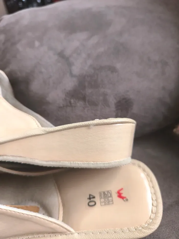Jolies pantoufles en cuir beige - photo numéro 7