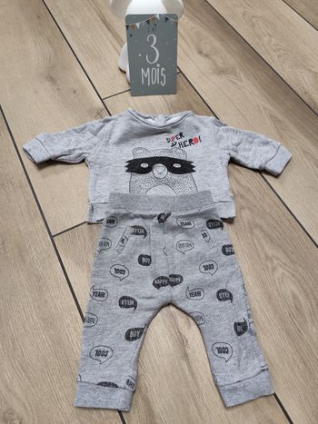 Jogging et pull 3 mois