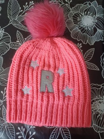 Bonnet rose avec lettre R