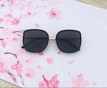 Lunettes noires et dorées
