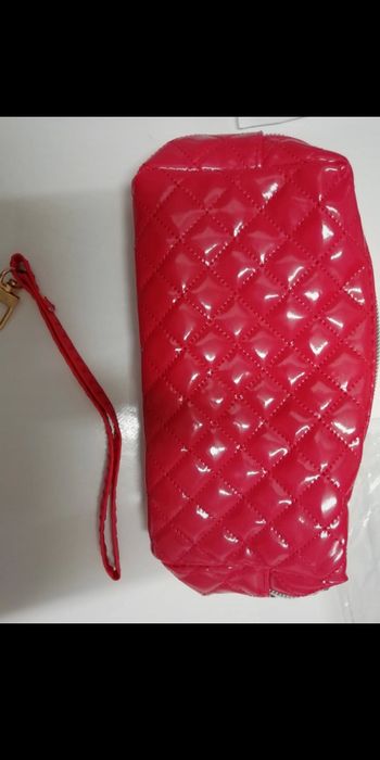 Jolie pochette Rouge Vernie double zip effet matelassée