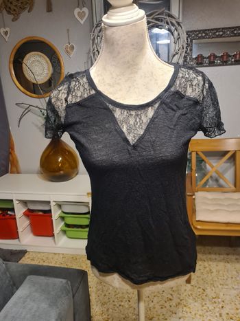 Haut noir dentelles. Pimkie. Longueur 50 cm. taille M