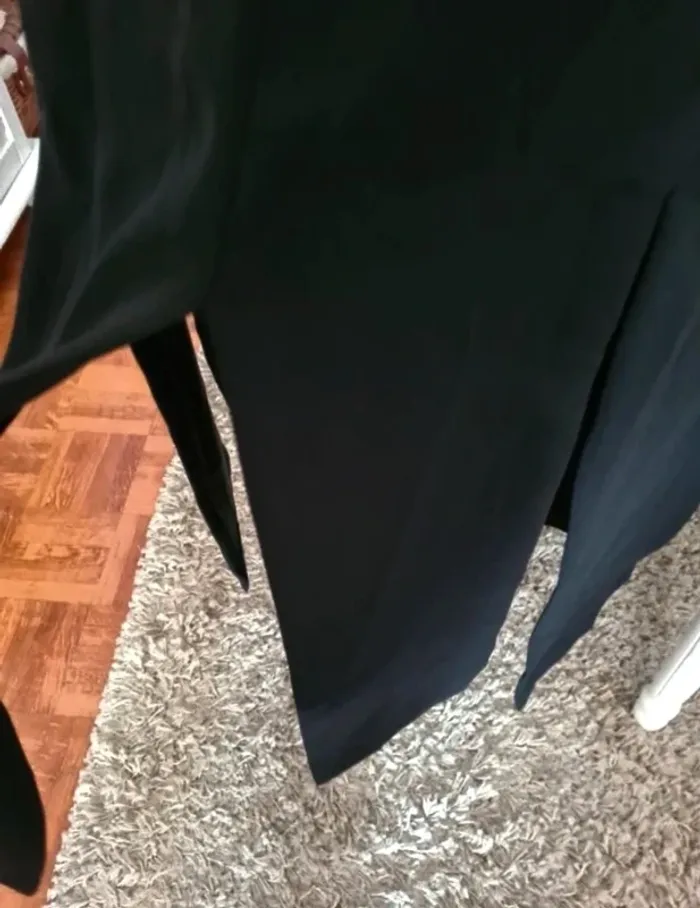 Jolie jupe noire fendue (à pans en bas)Zara Taille S (38/40)Neuve - photo numéro 2