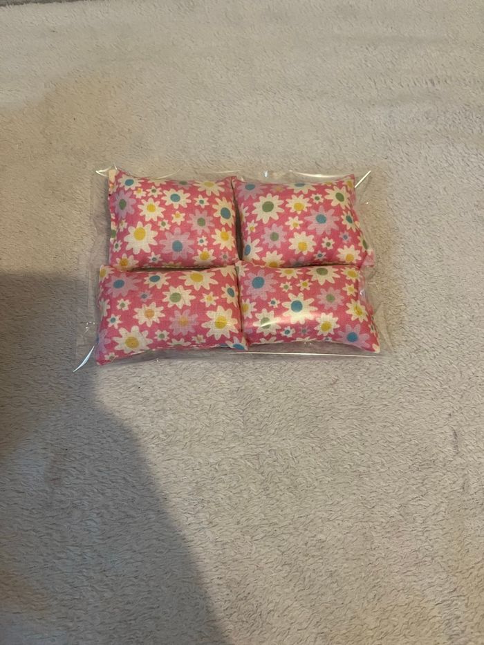 Lot 4 coussins pour barbie Neuf