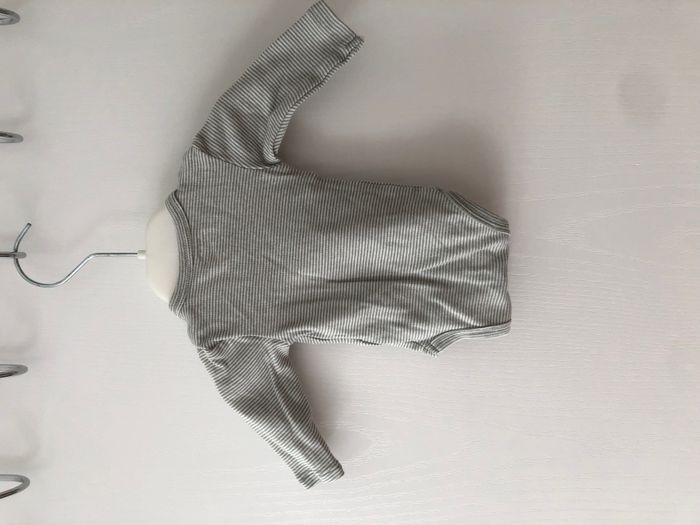 Lot bodies bébé - photo numéro 3