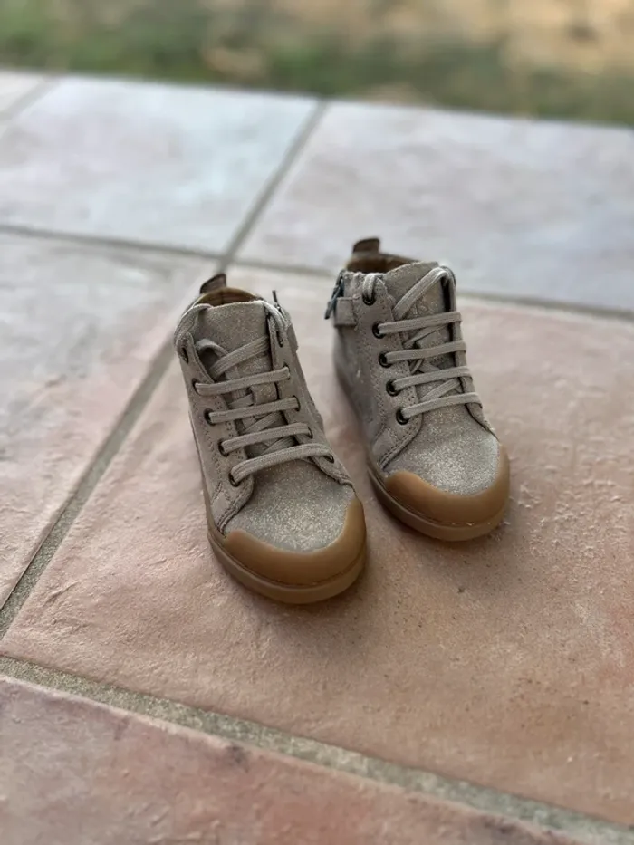 Chaussures à paillettes dorée 22
