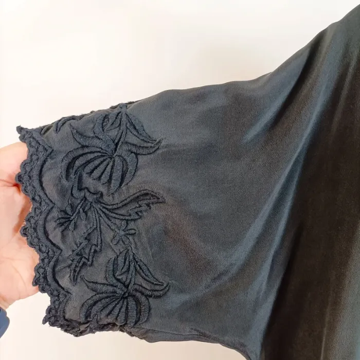 Tshirt noir en Soie - manches courtes, broderies et lien à la taille taille 36 A577 - photo numéro 9