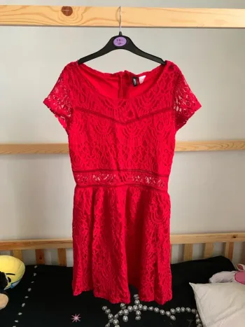 Robe rouge dentelle