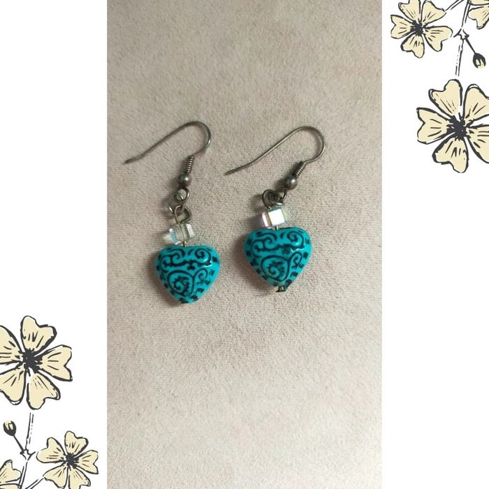 Boucles d’oreilles pendantes – cœur turquoise à motifs noirs