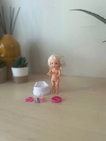 Barbie 🩰 shelly fait pipi + pot et accessoires