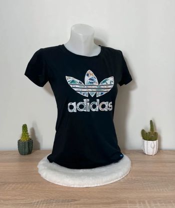 T-shirt noir avec logo Adidas fleuri