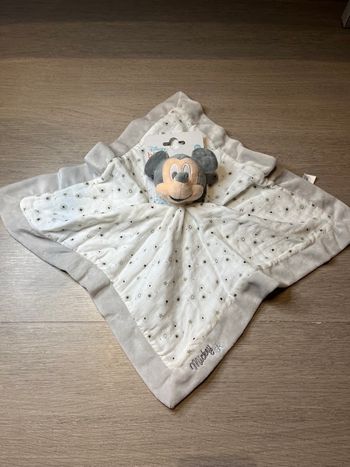 Doudou Mickey disney baby neuf avec étiquette