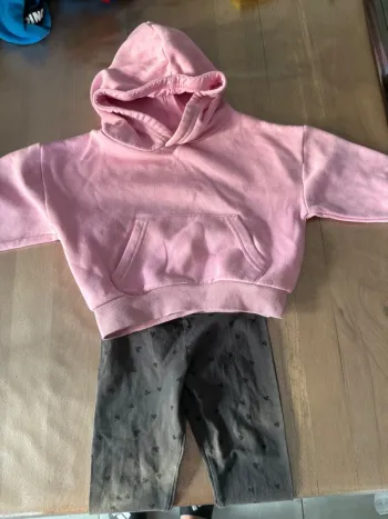 ensemble avec pull à capuche