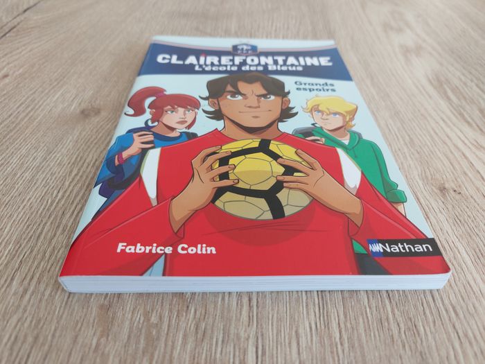 Livre jeunesse "Clairefontaine L'école des Bleus T6 Grands espoirs" football - photo numéro 4