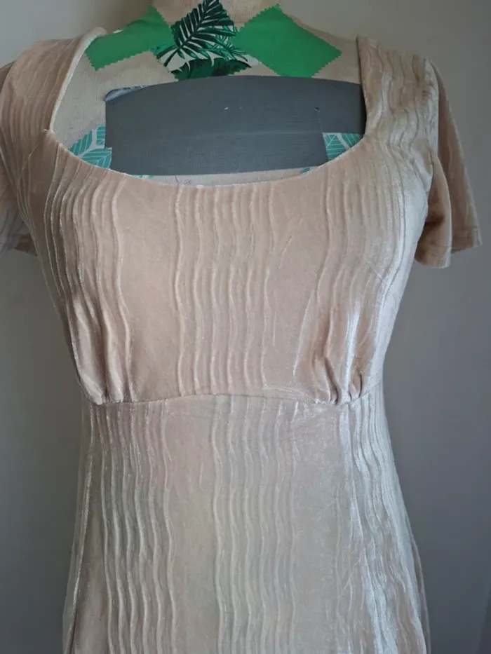 Robe courte plissée beige, Loveriche, neuve, taille M - photo numéro 2