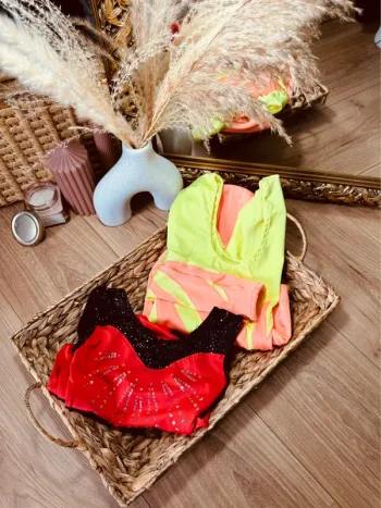 Taille 10/12 ans lot de 2 justaucorps fille noir et rouge jaune et orange 🩷