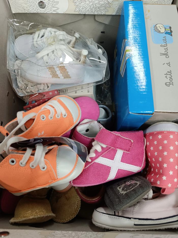 Carton de chaussures ballerines etc 0-6 mois