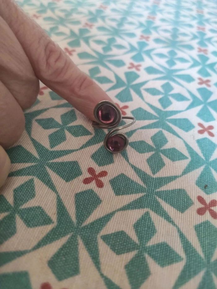 Bague argentée avec 2 pierres violettes - photo numéro 3