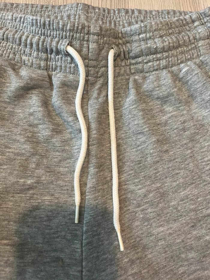 Short gris - photo numéro 3