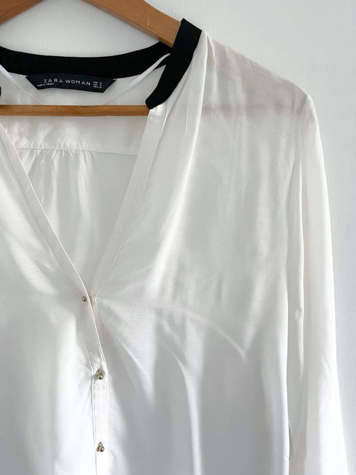 Blouse manches longues noir et blanche Zara avec boutons dorés - photo numéro 7