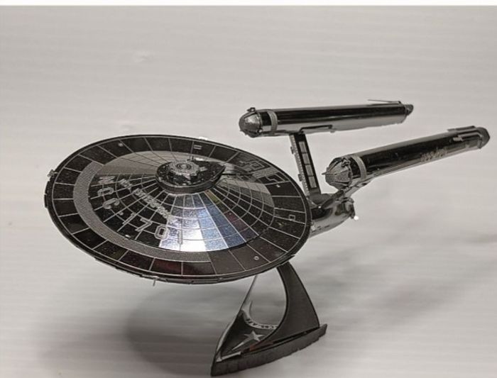 2 maquettes en métal de vaisseaux différents Star Trek