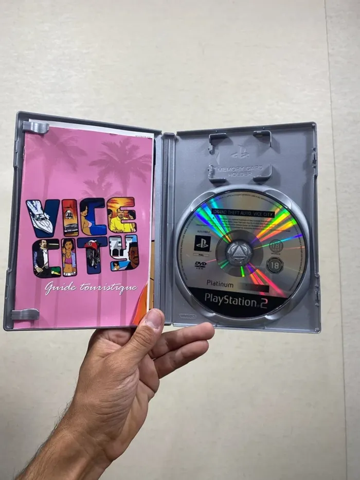 Jeu PlayStation 2 – Grand Theft Auto: Vice City (Platinum)  Complet avec notice et guide - photo numéro 3